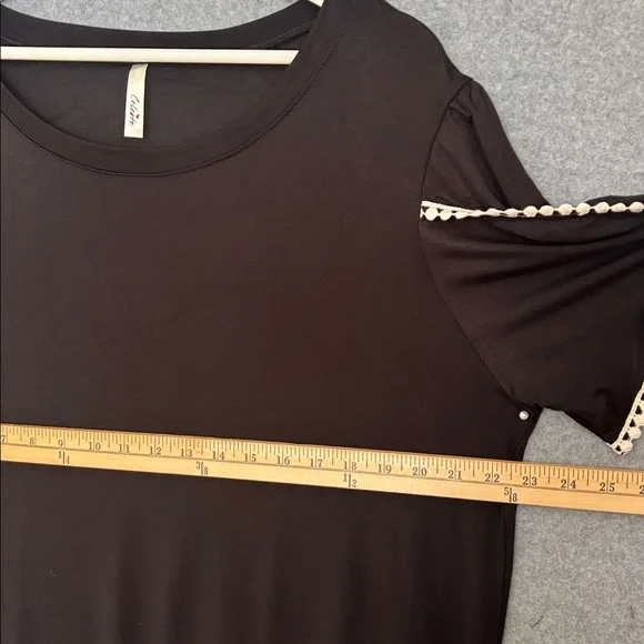 NWT Short Tulip Sleeve Floral Print V-Neck
Satin Top 1X Black/White - Picture 8 of 12